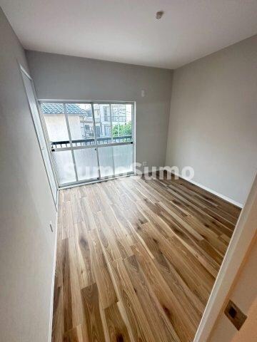 物件内観写真16　(広々とした洋室です)