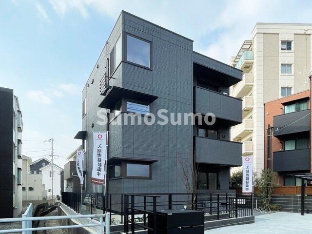 物件外観写真1　(外観は落ち着いています)