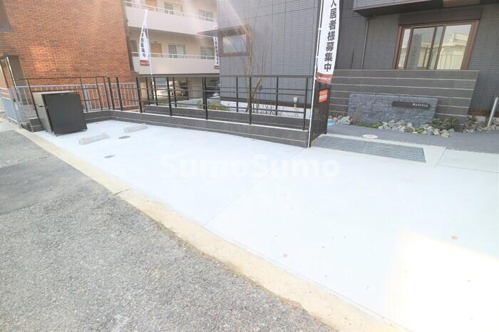 物件外観写真2　(駐車場に車を止められます)