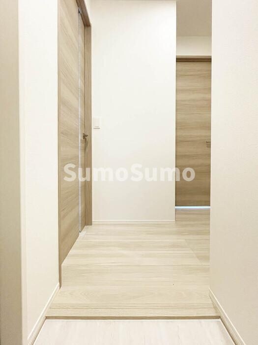 物件内観写真4　(明るい玄関です)