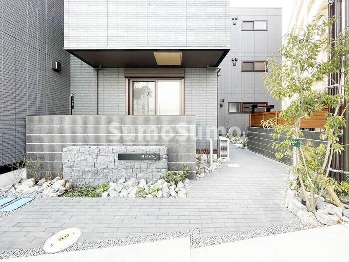 物件外観写真3　(落ち着いたエントランスです)