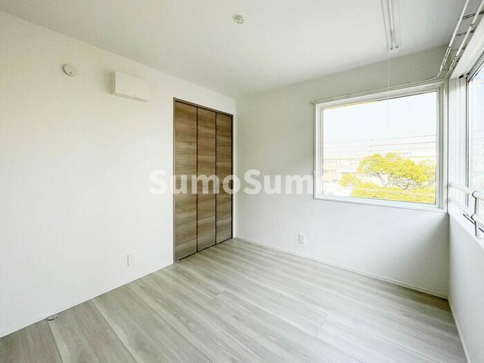 物件内観写真8　(広々とした洋室です)