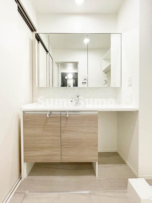 物件内観写真11　(広い洗面スペース)