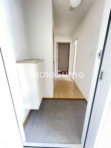 物件内観写真3　(収納もある玄関です)