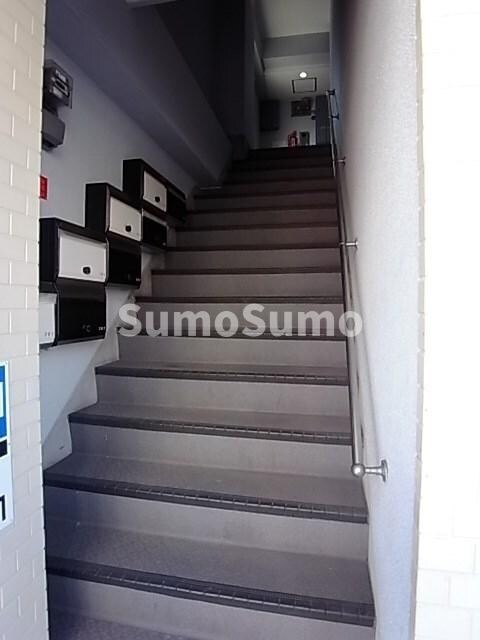 物件外観写真3　(落ち着いたエントランスです)