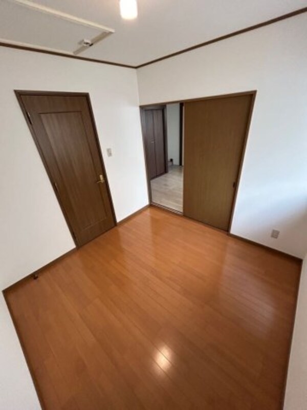 寝室(落ち着いて過ごせるお部屋なので、寝室にいかがでしょうか)