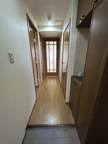 物件内観写真4　(ゆったりとした玄関です)