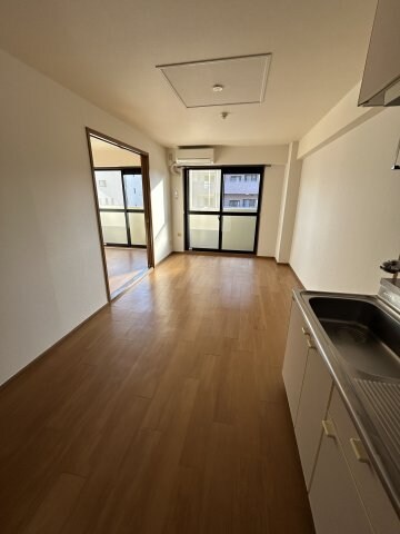 物件内観写真6　(リビングです)