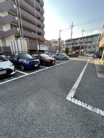 物件外観写真3　(駐車場完備です)