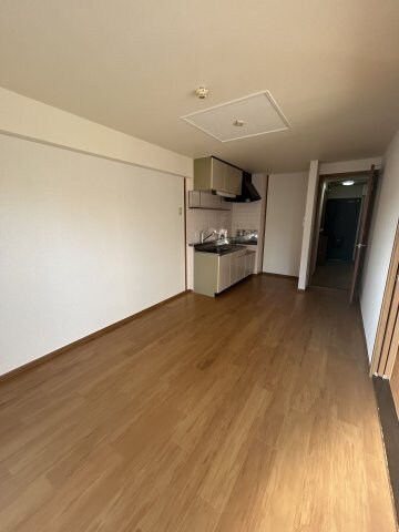 物件内観写真16　(ゆったりとした居間です)