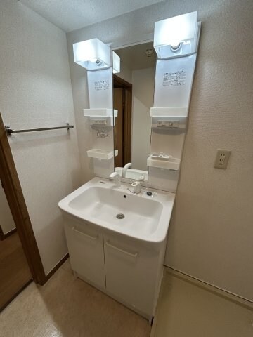 物件内観写真23　(独立洗面化粧台が付いています)