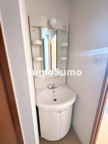 物件内観写真13　(明るい洗面所です)