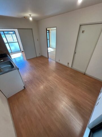 物件内観写真2　(ゆったり過ごせるリビングです)