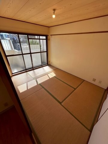 物件内観写真15　(明るい和室です)