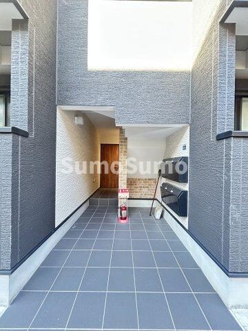 物件外観写真2　(ゆとりのあるエントランスです)