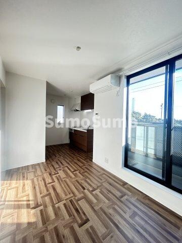 物件内観写真4　(おしゃれな居間です)