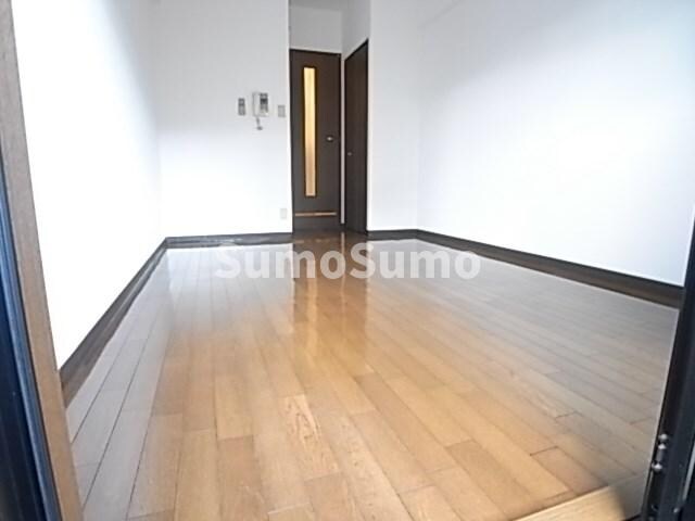 物件内観写真7　(こちらの居間で趣味の時間をお楽しみください)