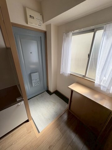 物件内観写真3　(収納もある玄関です)