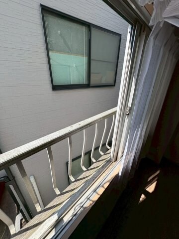 物件内観写真8　(開放的で明るい空間を演出してくれるバルコニーです)