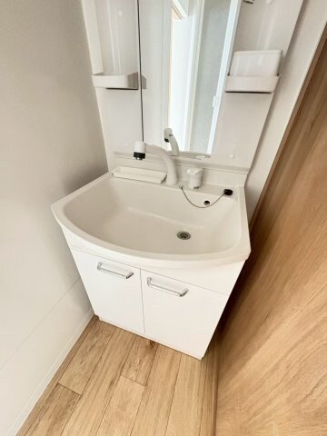 物件内観写真25　(広い洗面スペース)