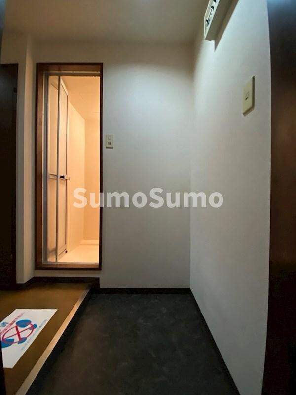 物件内観写真3　(収納もある玄関です)