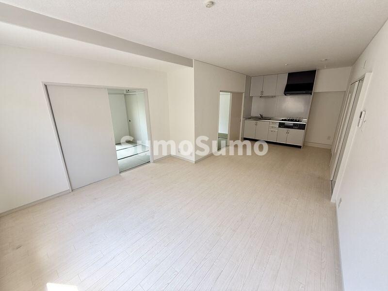 物件内観写真3　(こちらの居間で趣味の時間をお楽しみください)