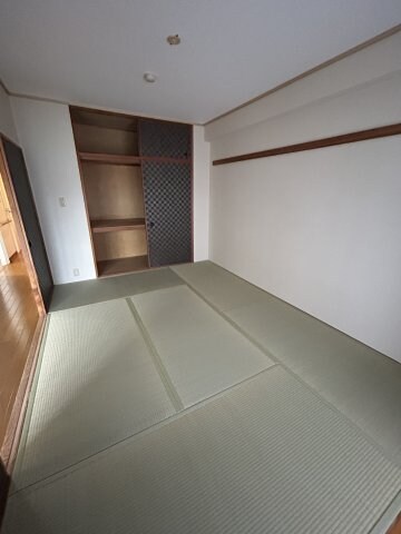 物件内観写真5　(和室、ちょっとしたくつろぎスペースにいかがでしょうか)