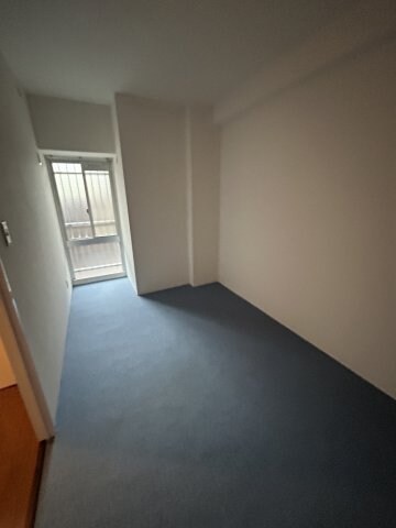 物件内観写真23　(落ち着いた色調の寝室です)