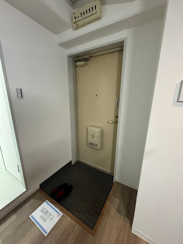 物件内観写真4　(ゆったりとした玄関です)