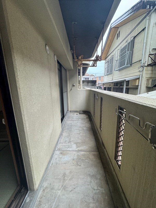 物件内観写真9　(開放的で明るい空間を演出してくれるバルコニーです)