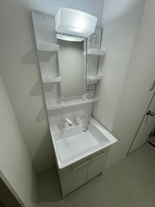 物件内観写真12　(朝の身支度には欠かせない独立洗面化粧台)