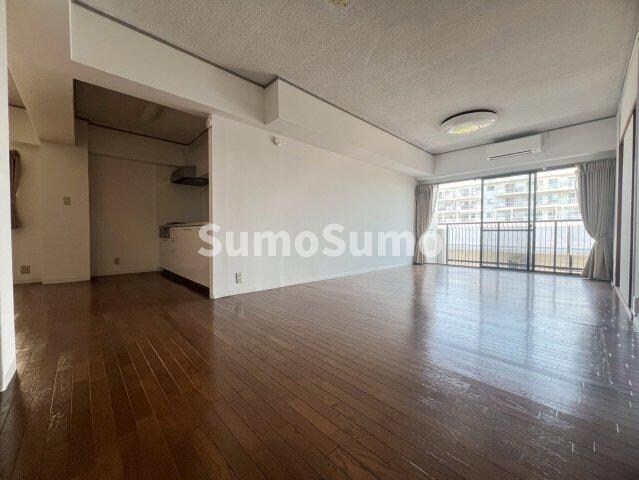 物件内観写真5　(ゆったりとした居間です)