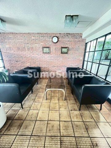 物件外観写真3　(落ち着いたロビーです)