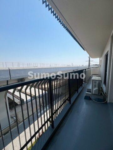 物件内観写真13　(バルコニーからの眺めを楽しみながら食事をしませんか)