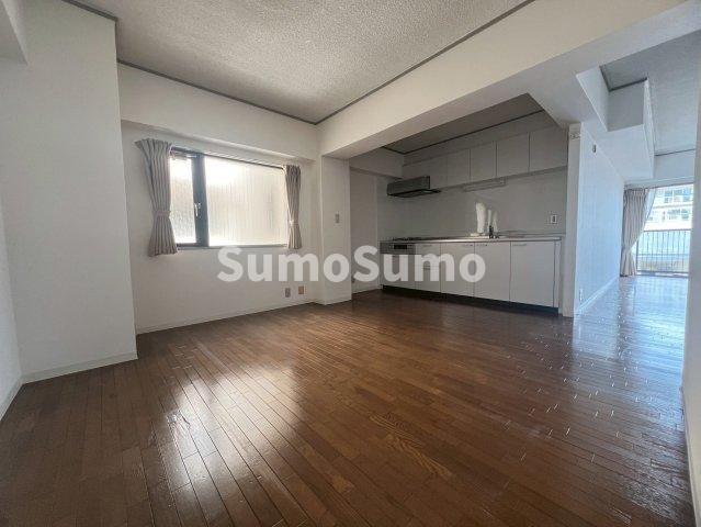 物件内観写真16　(こちらの居間で趣味の時間をお楽しみください)