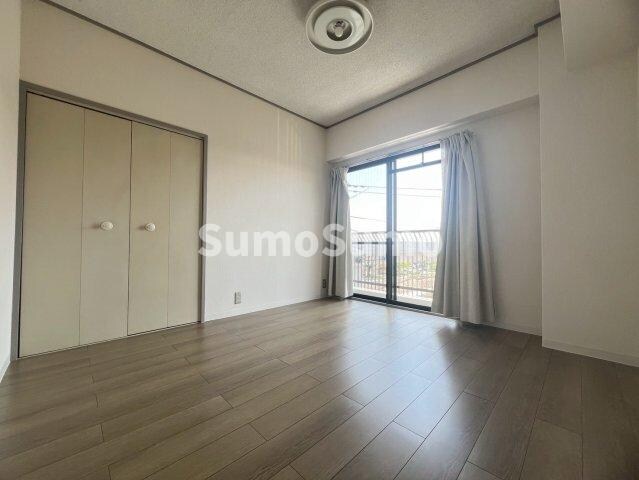 物件内観写真24　(広くて明るい寝室)