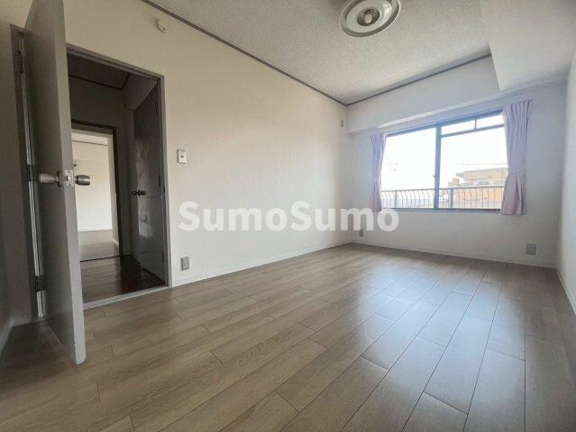 物件内観写真26　(広々とした洋室です)