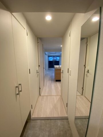 物件内観写真2　(収納もある玄関です)