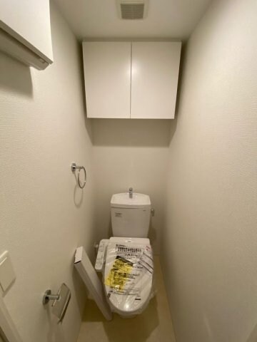 物件内観写真9　(ゆったりとした空間のトイレです)