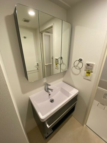 物件内観写真10　(独立洗面台で身支度をすべて済ませてしまいましょう)