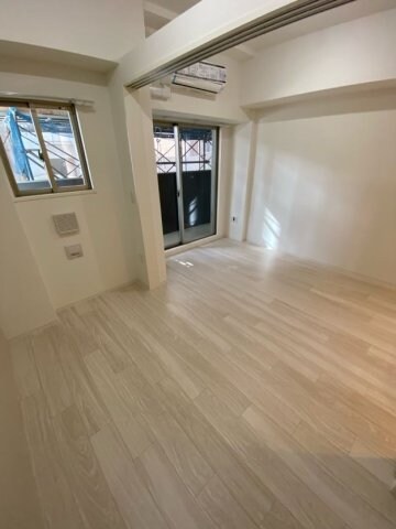 物件内観写真15　(落ち着いた色調の寝室です)