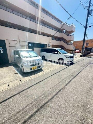 物件外観写真3　(駐車場に車を止められます)