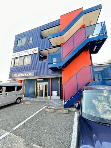 物件外観写真1　(おしゃれな外観です)