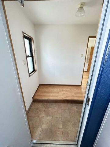 物件内観写真2　(明るい玄関です)