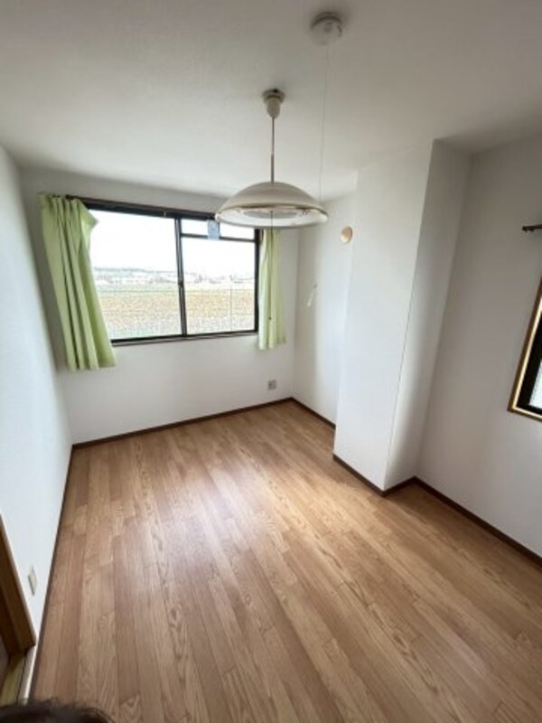 居室(こちらの居間で趣味の時間をお楽しみください)