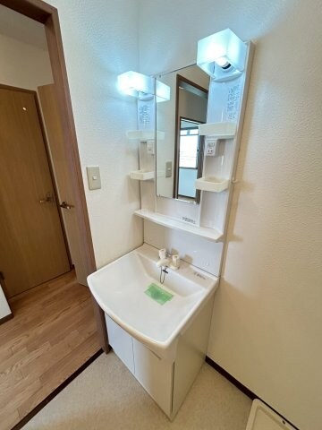 物件内観写真5　(スペースが確保できる洗面所です)