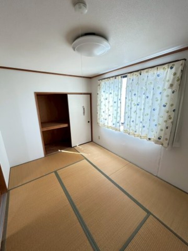 和室(来客時にも便利な和室付き)