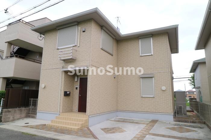 物件外観写真1　(落ち着いた雰囲気の外観です)