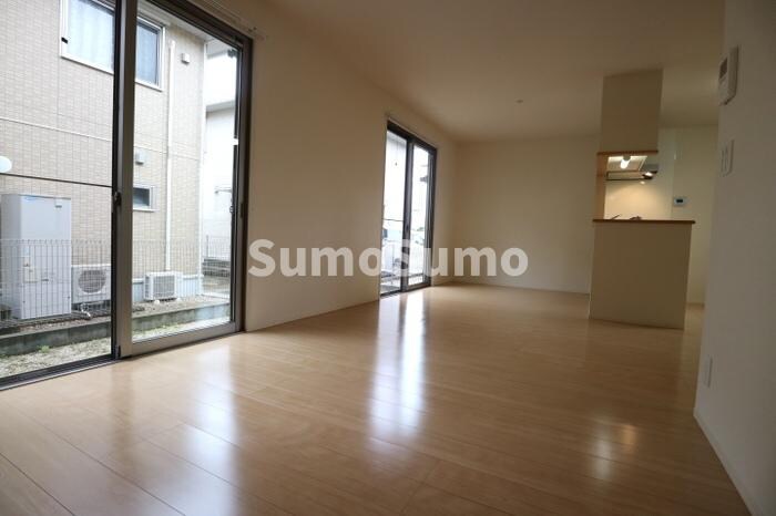 物件内観写真14　(落ち着いた色調の洋室です)