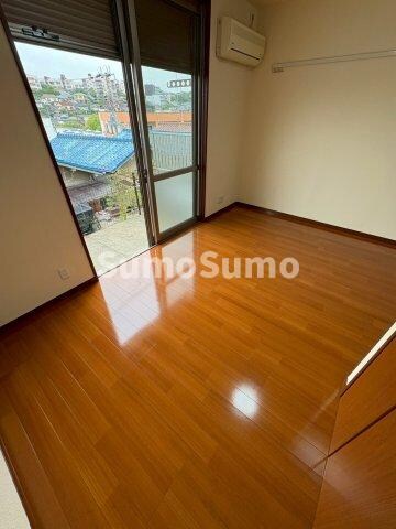 物件内観写真3　(ゆったりとした居間です)